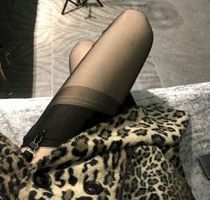 美女脱内衣禁黄止18以下观看_十万网红美女美酱